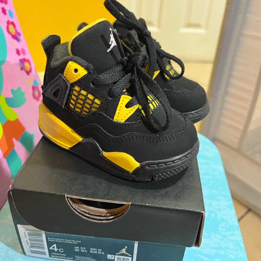 Jordan 4s thunder